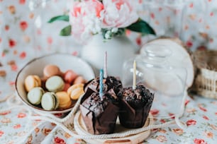 un tavolo sormontato da un piatto di torta al cioccolato