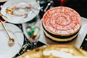 un pastel sentado encima de un plato blanco