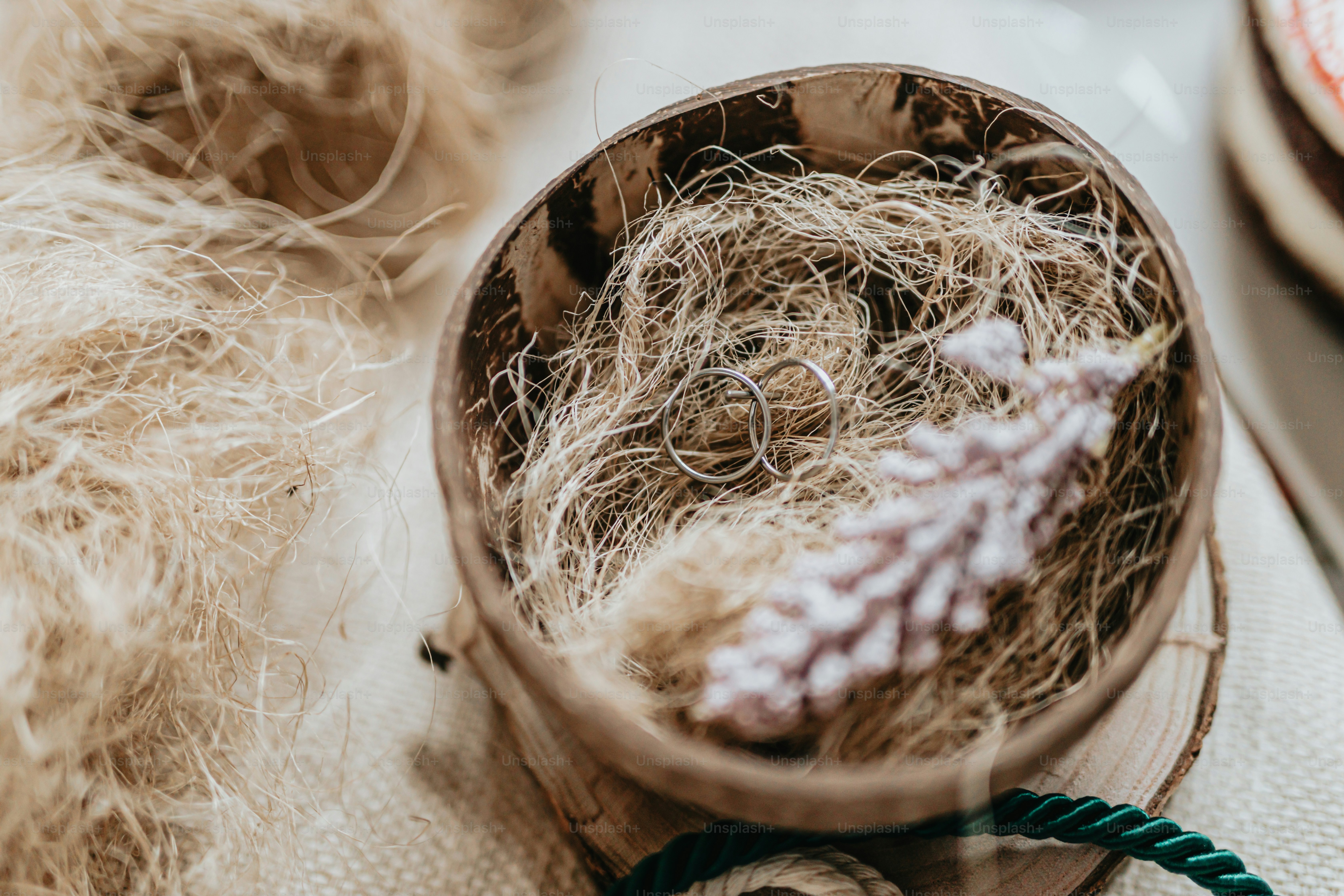un bol en bois rempli de beaucoup de cheveux