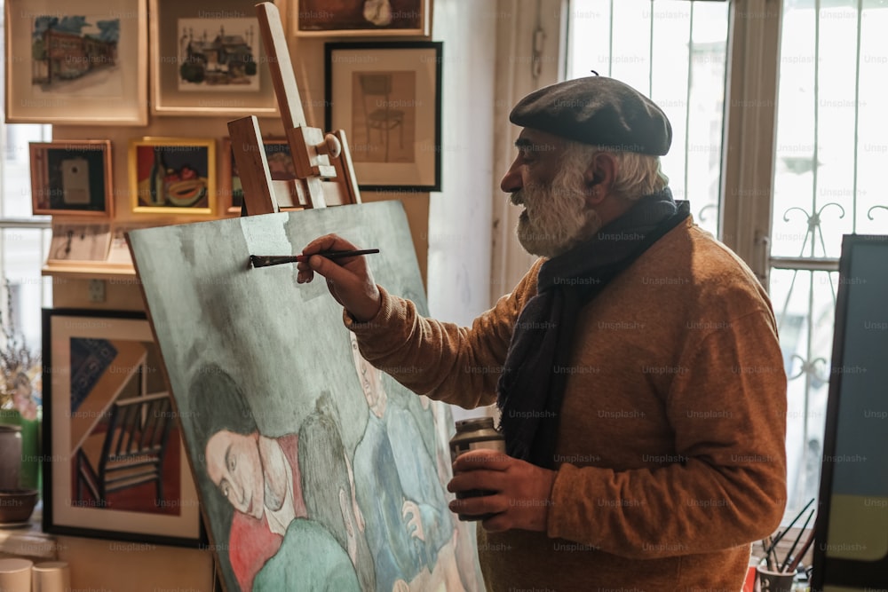 Un uomo sta dipingendo un quadro su una tela