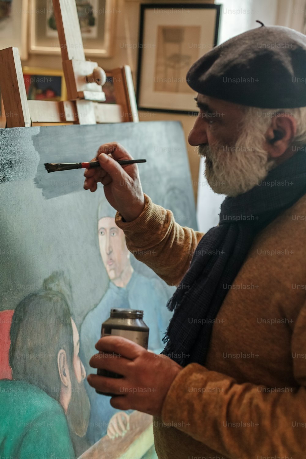 Ein Mann malt ein Bild auf eine Leinwand
