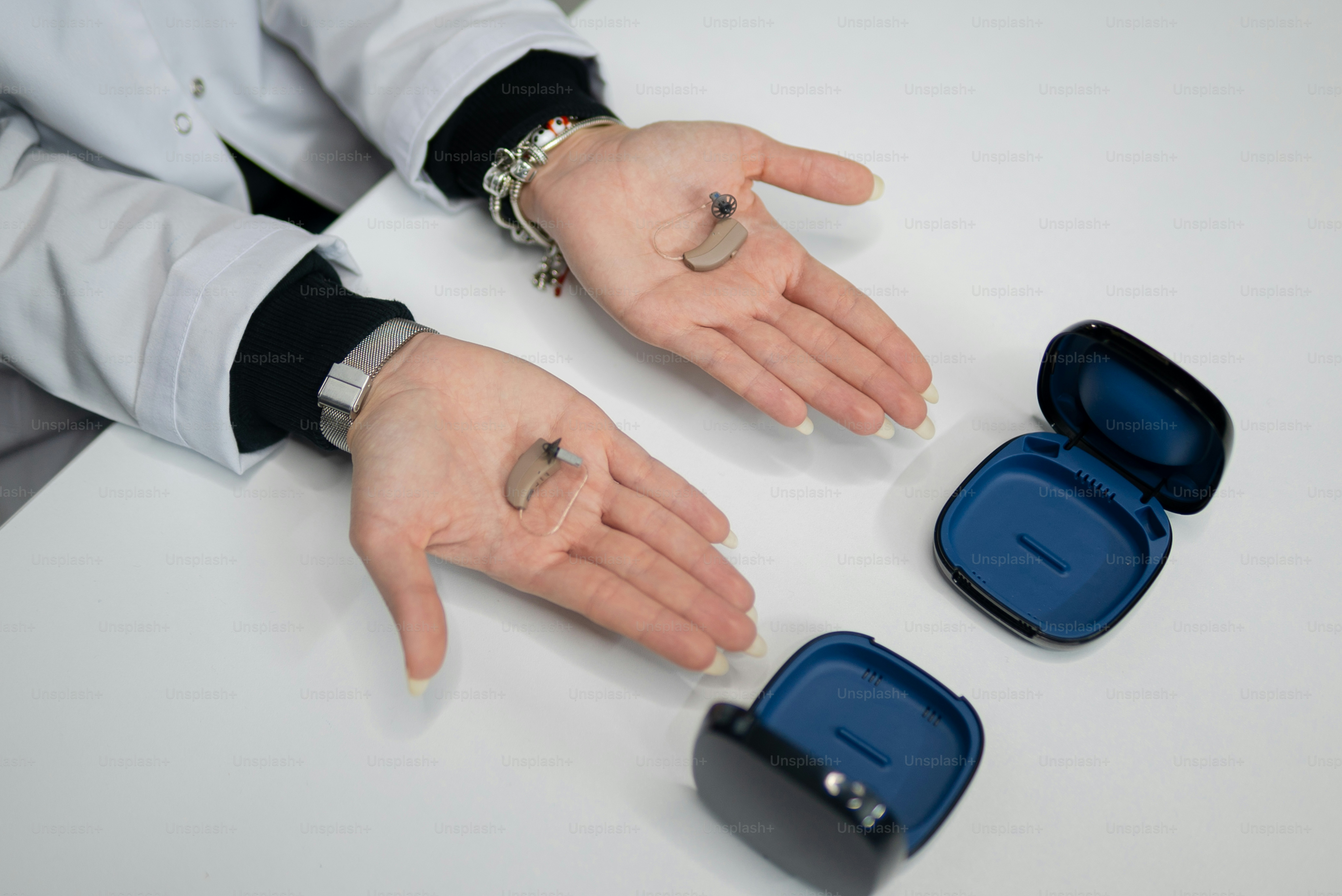 Una persona sentada en una mesa con las manos en un estuche