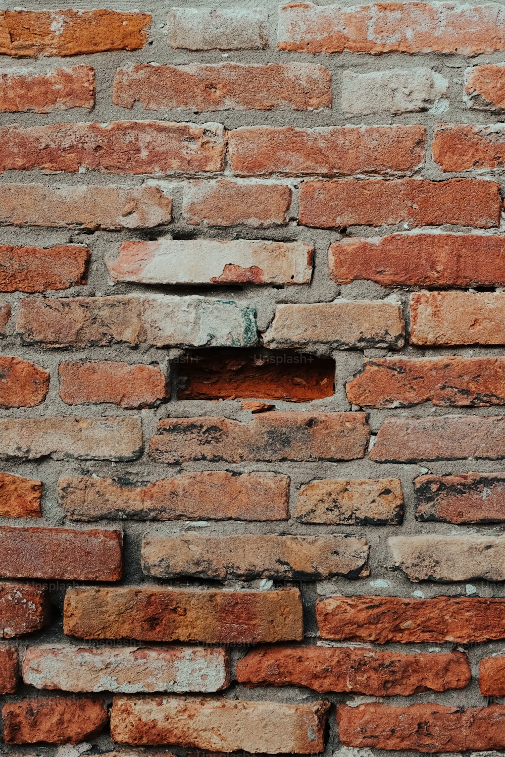 un mur de briques avec un trou