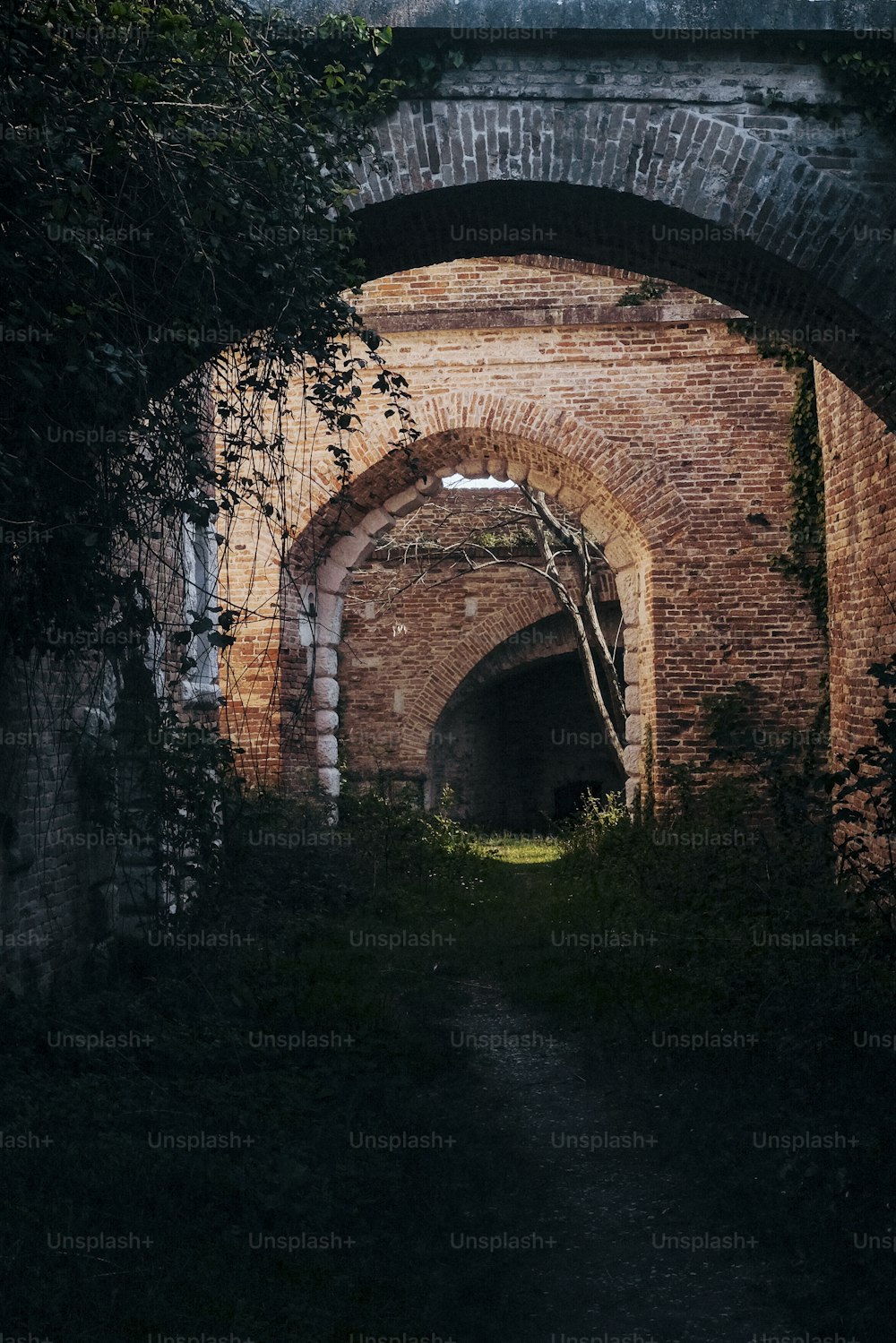 Un tunnel sombre avec une lumière au bout
