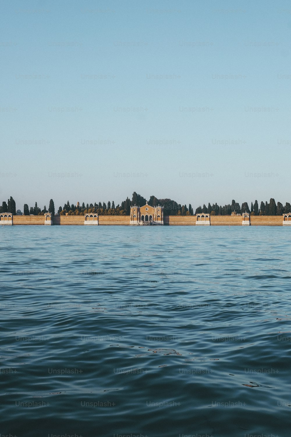 una gran masa de agua con un edificio al fondo