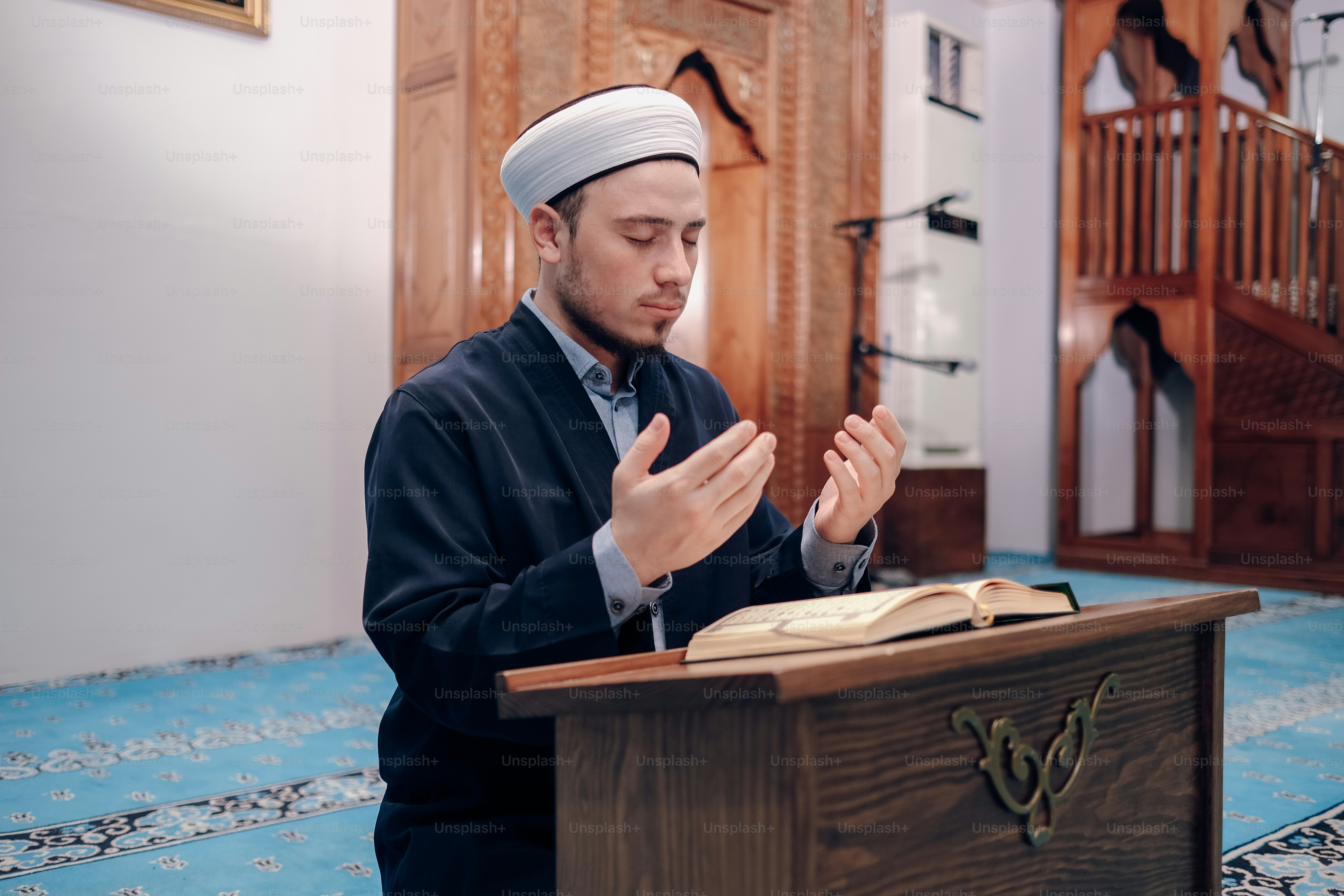 Seorang pria bersorban duduk di podium