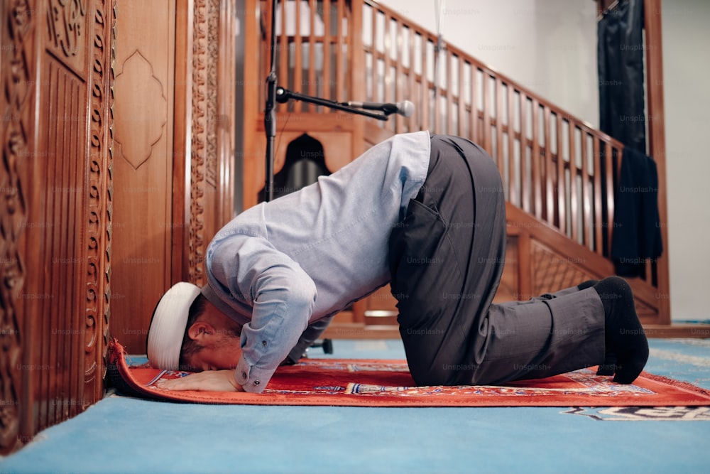 Un uomo sta facendo una posizione verticale su un tappeto