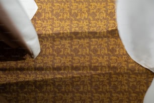 um close up de um pedaço de papel em um tapete