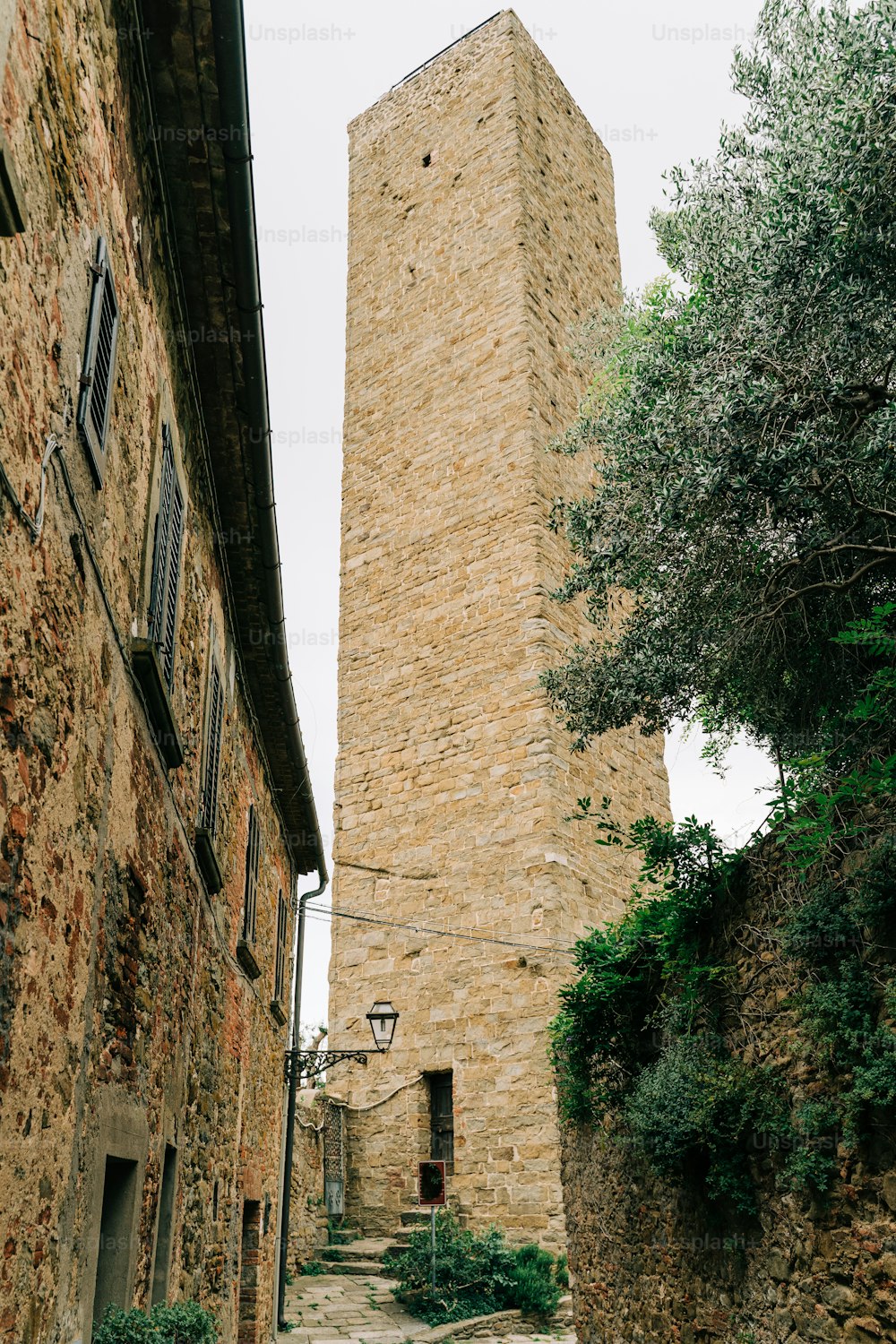 Un edificio in pietra con una torre dell'orologio sullo sfondo