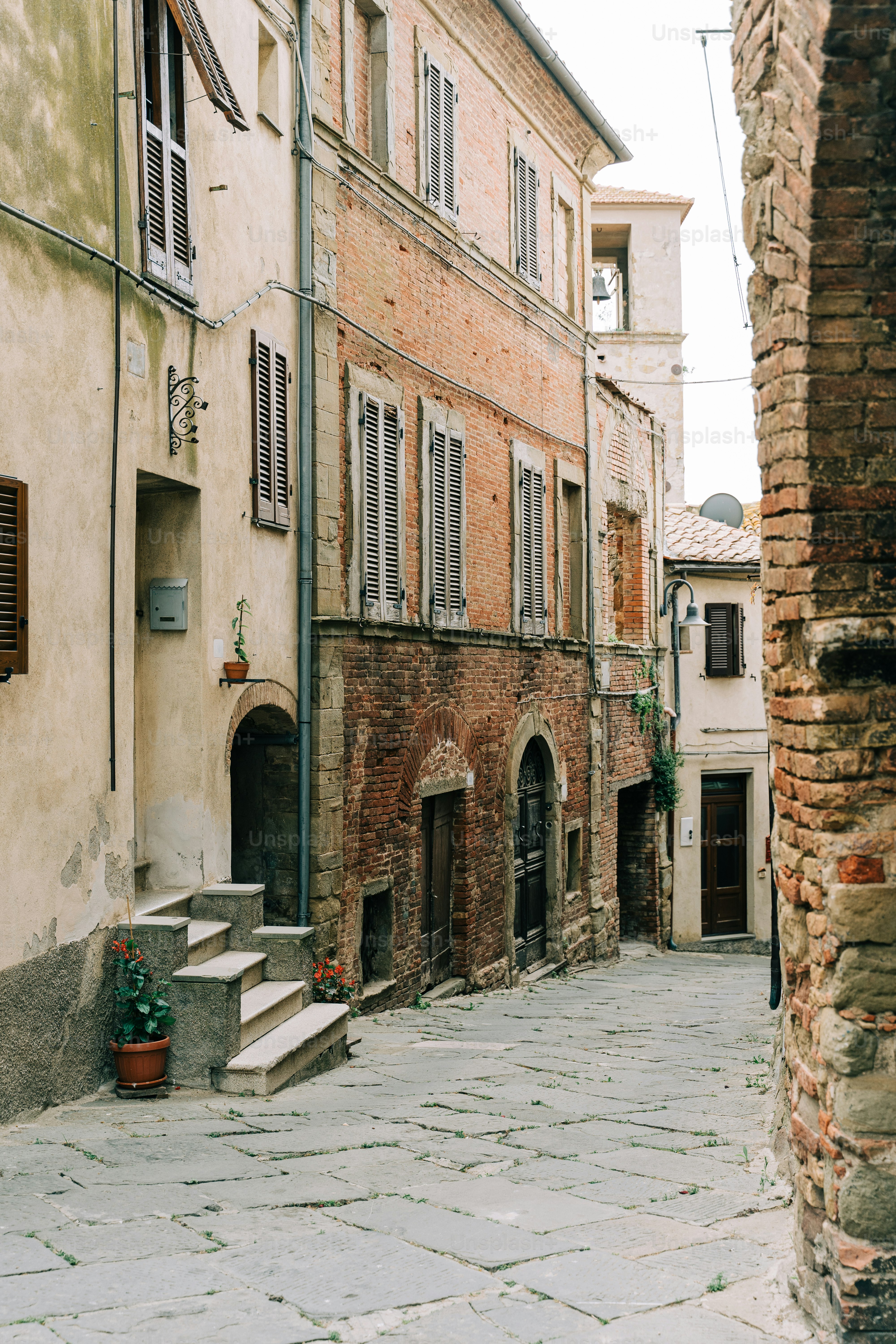 Eine Kopfsteinpflasterstraße mit alten Gebäuden