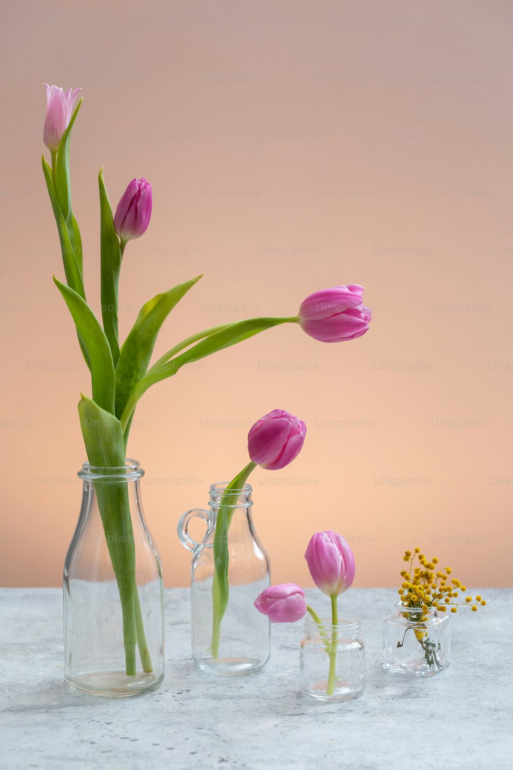 Tres jarrones con flores en ellos sentados sobre una mesa