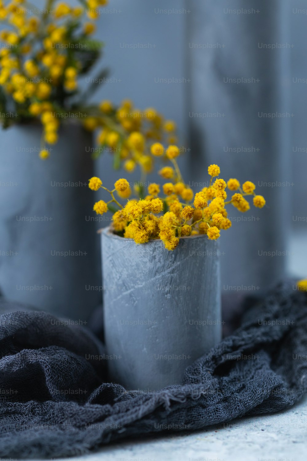 노란 꽃으로 가득 찬 두 개의 꽃병