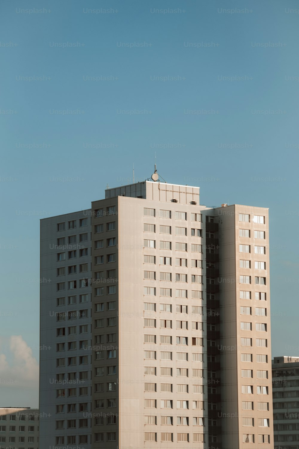 Un alto edificio bianco con uno sfondo del cielo