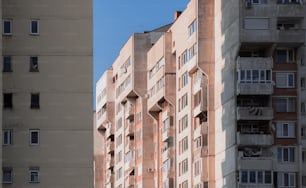 Un edificio alto con molte finestre e balconi