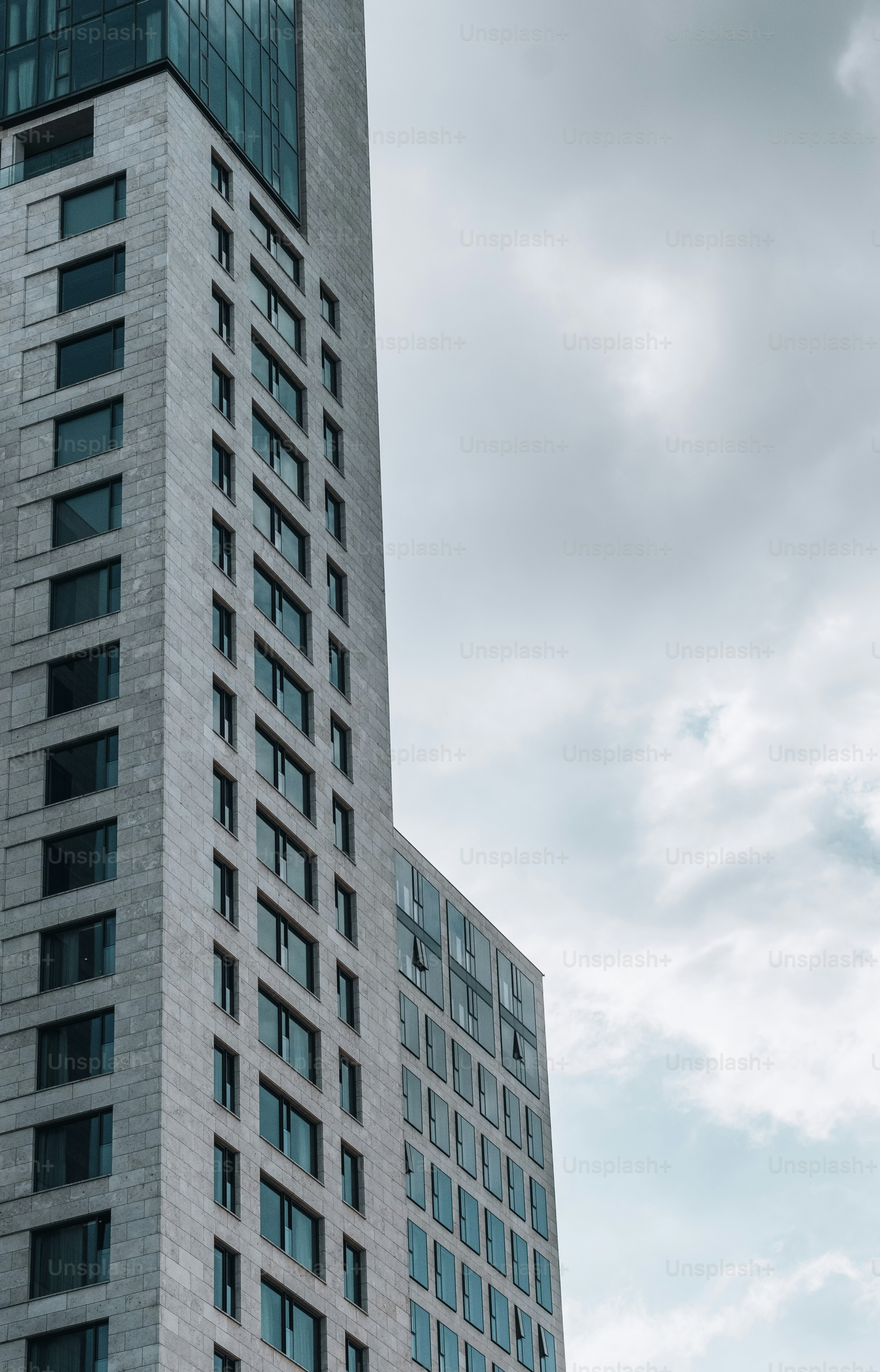 Un edificio alto con un reloj en la parte superior