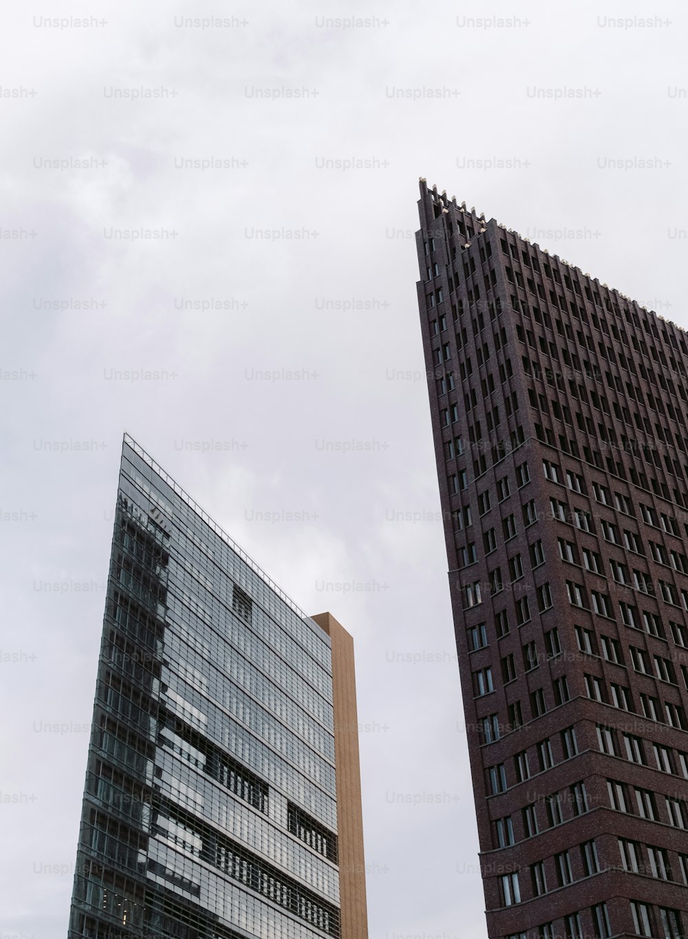 나란히 앉아있는 두 개의 고층 건물