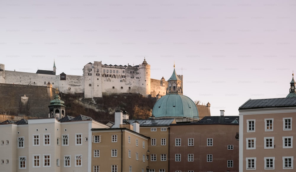 Una vista de una ciudad con un castillo al fondo