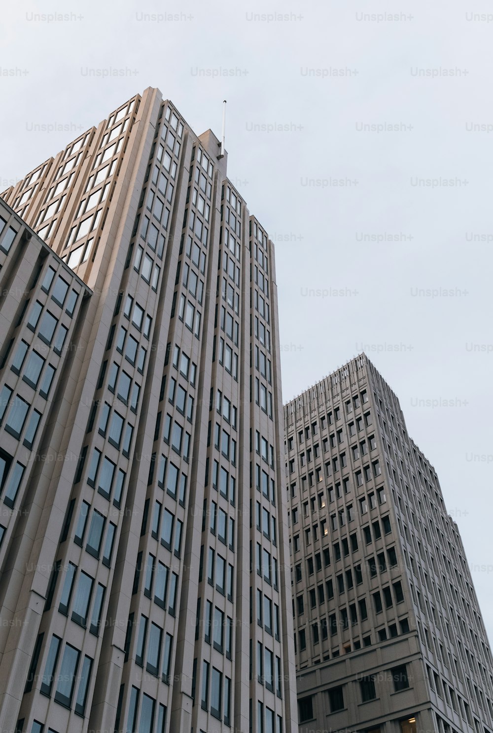 나란히 앉아있는 두 개의 고층 건물