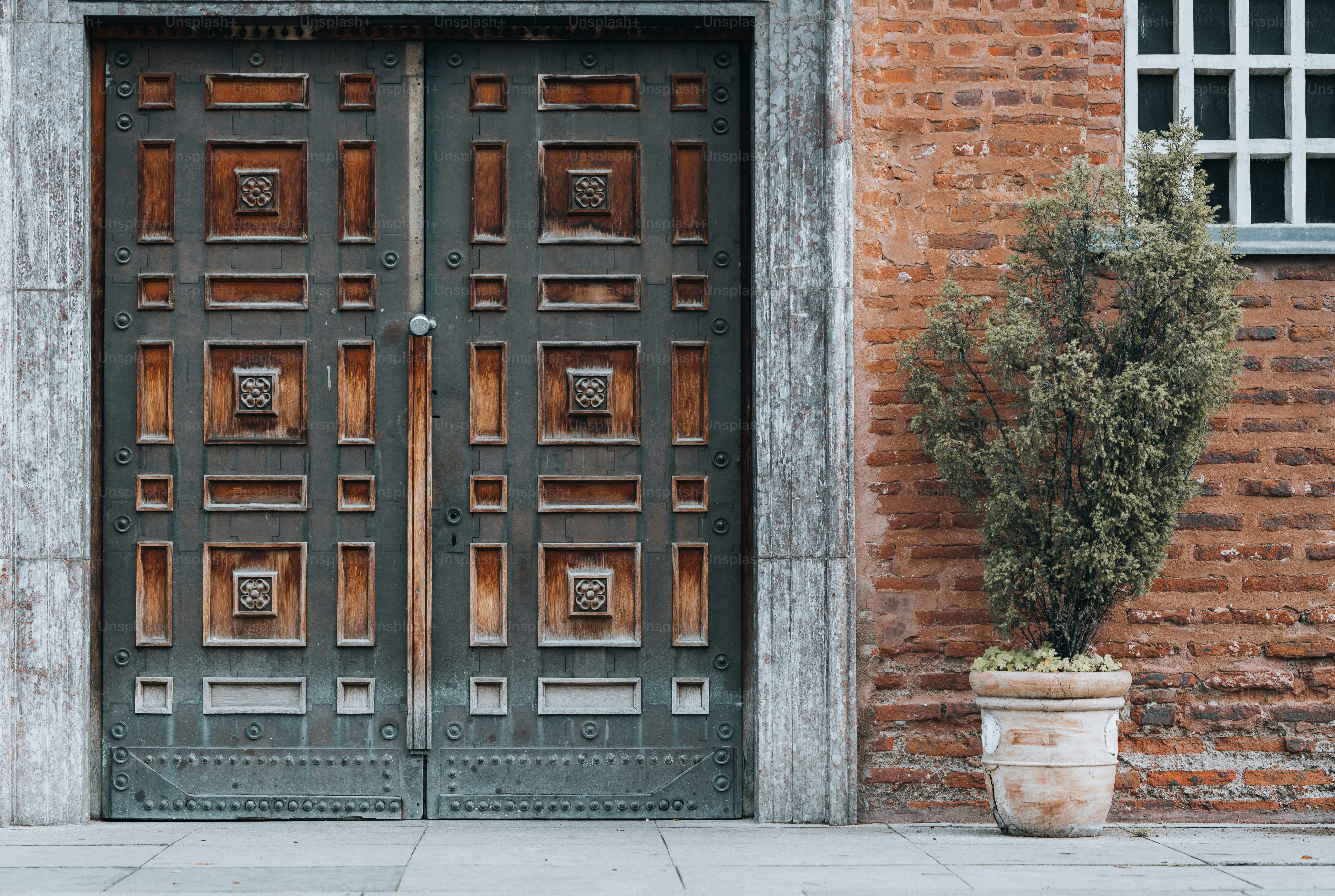 un par de puertas que están al lado de un edificio