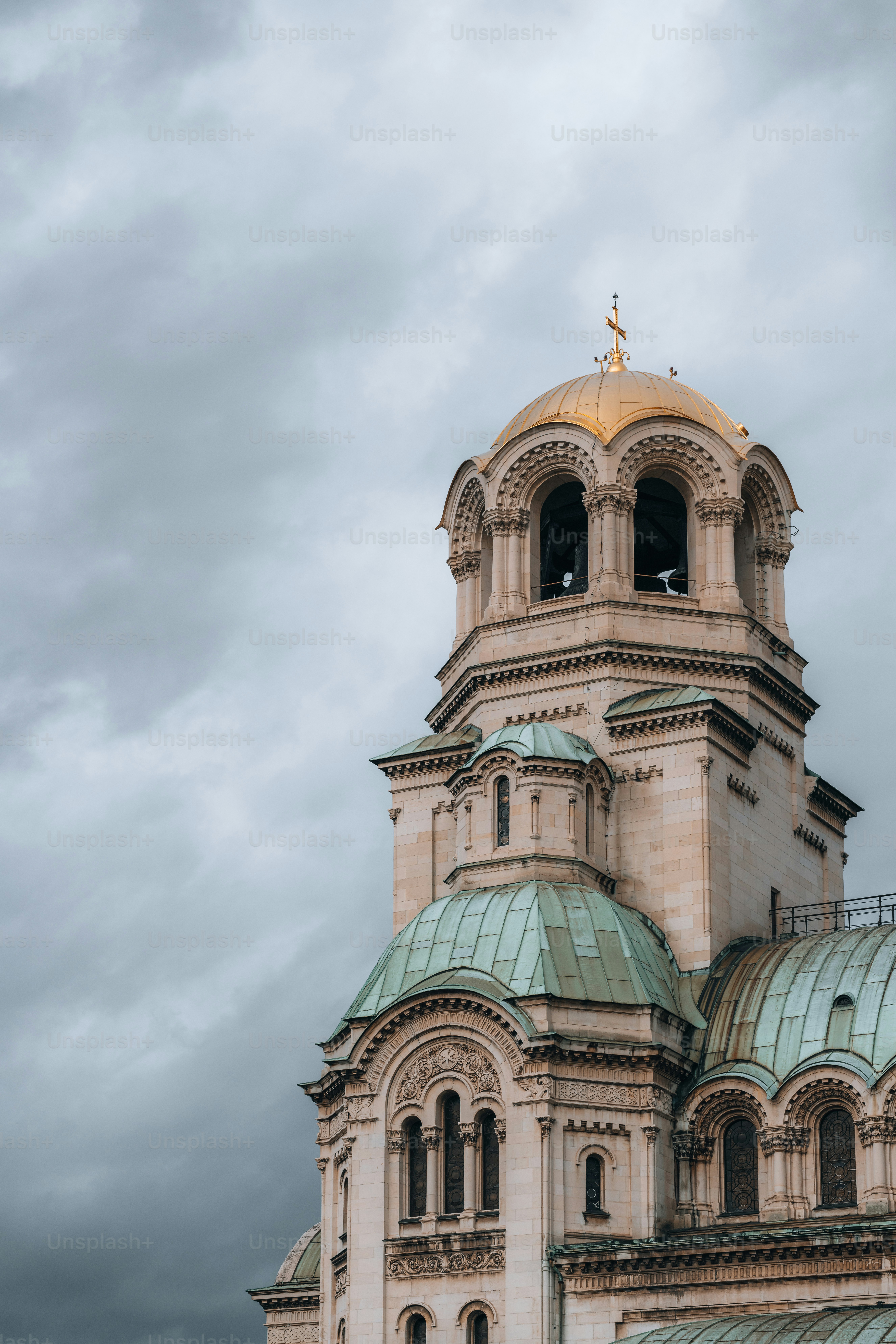 Un edificio muy alto con un reloj en su lado