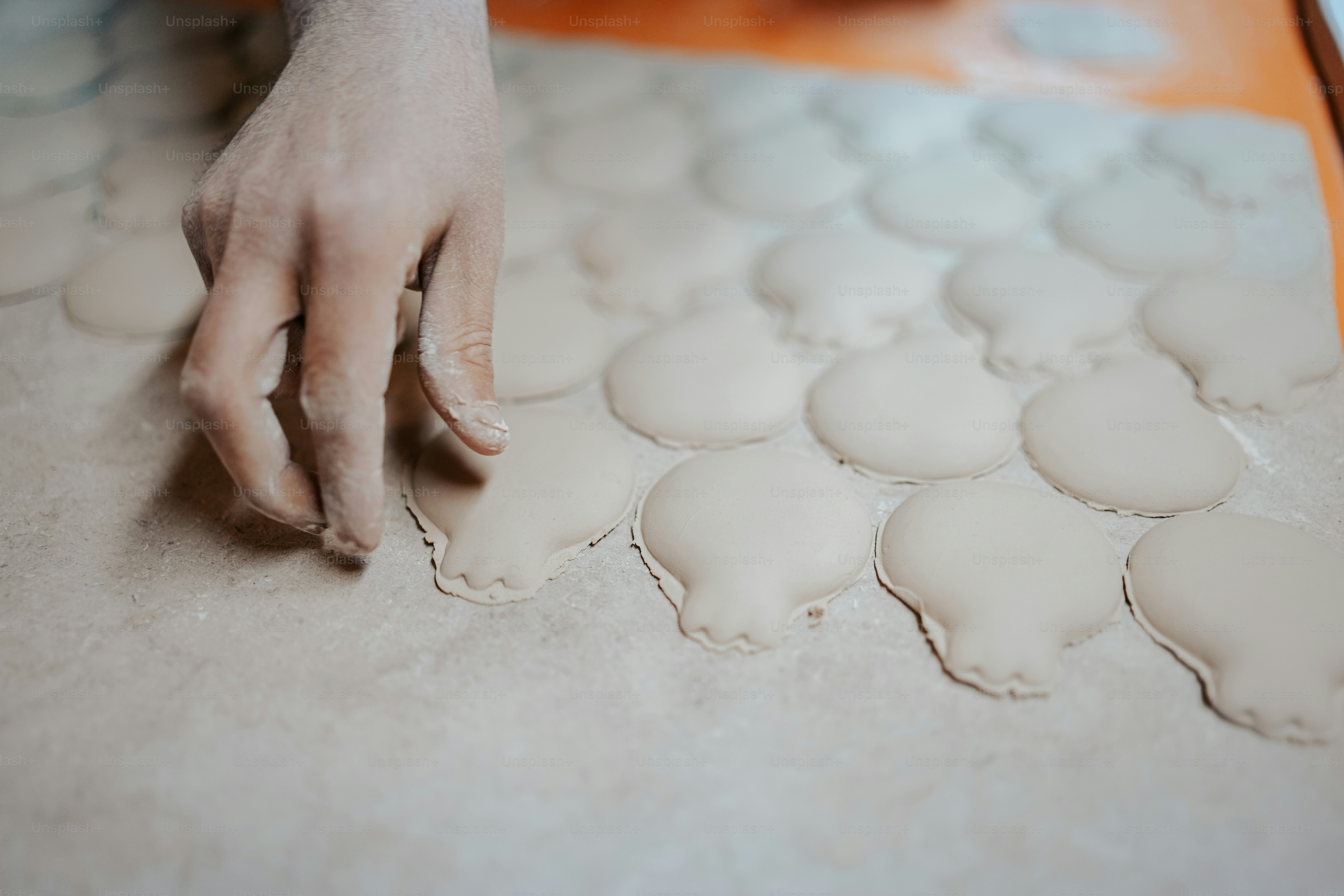 uma pessoa está amassando massa em uma mesa