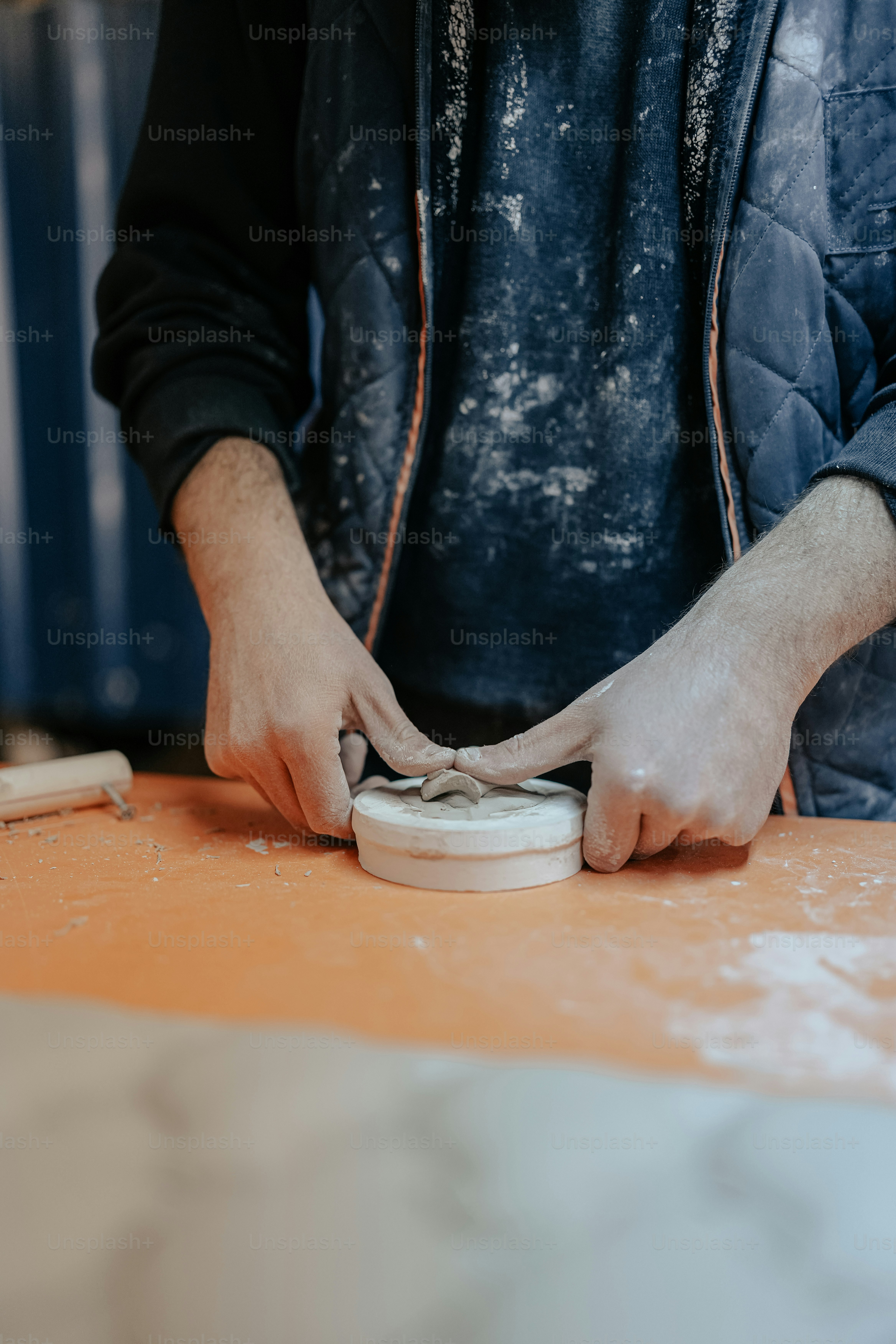 uma pessoa em pé sobre uma mesa fazendo algo