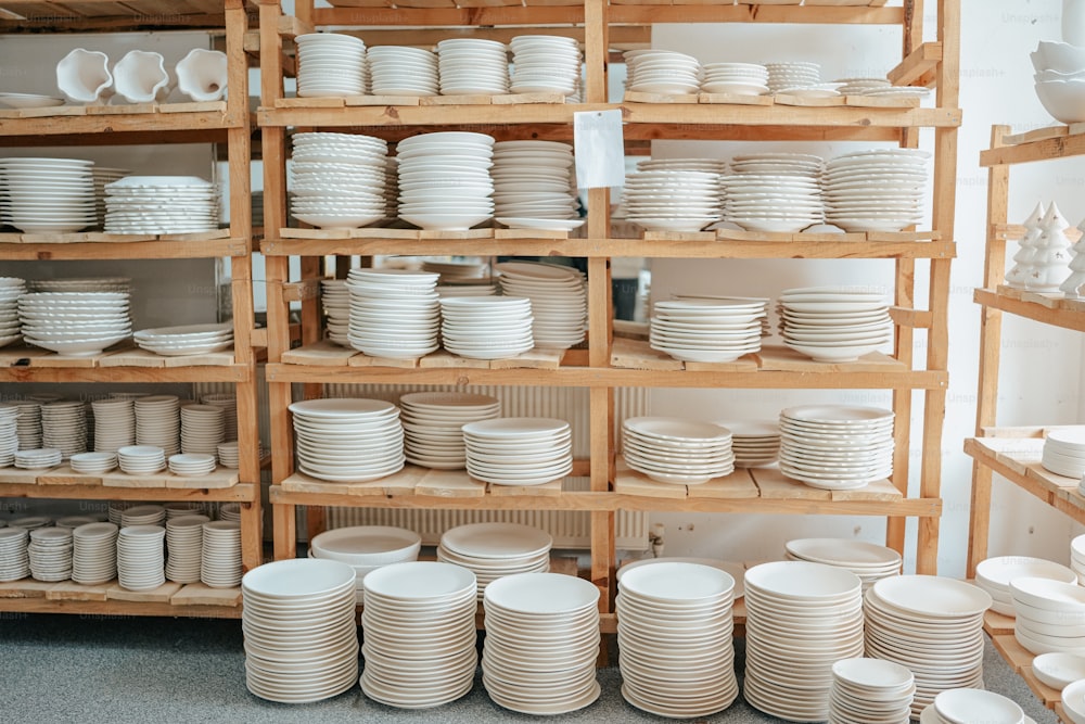 um rack de pratos e tigelas brancas em uma loja
