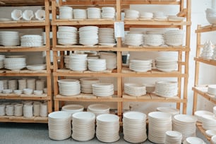 Un rack di piatti e ciotole bianche in un negozio