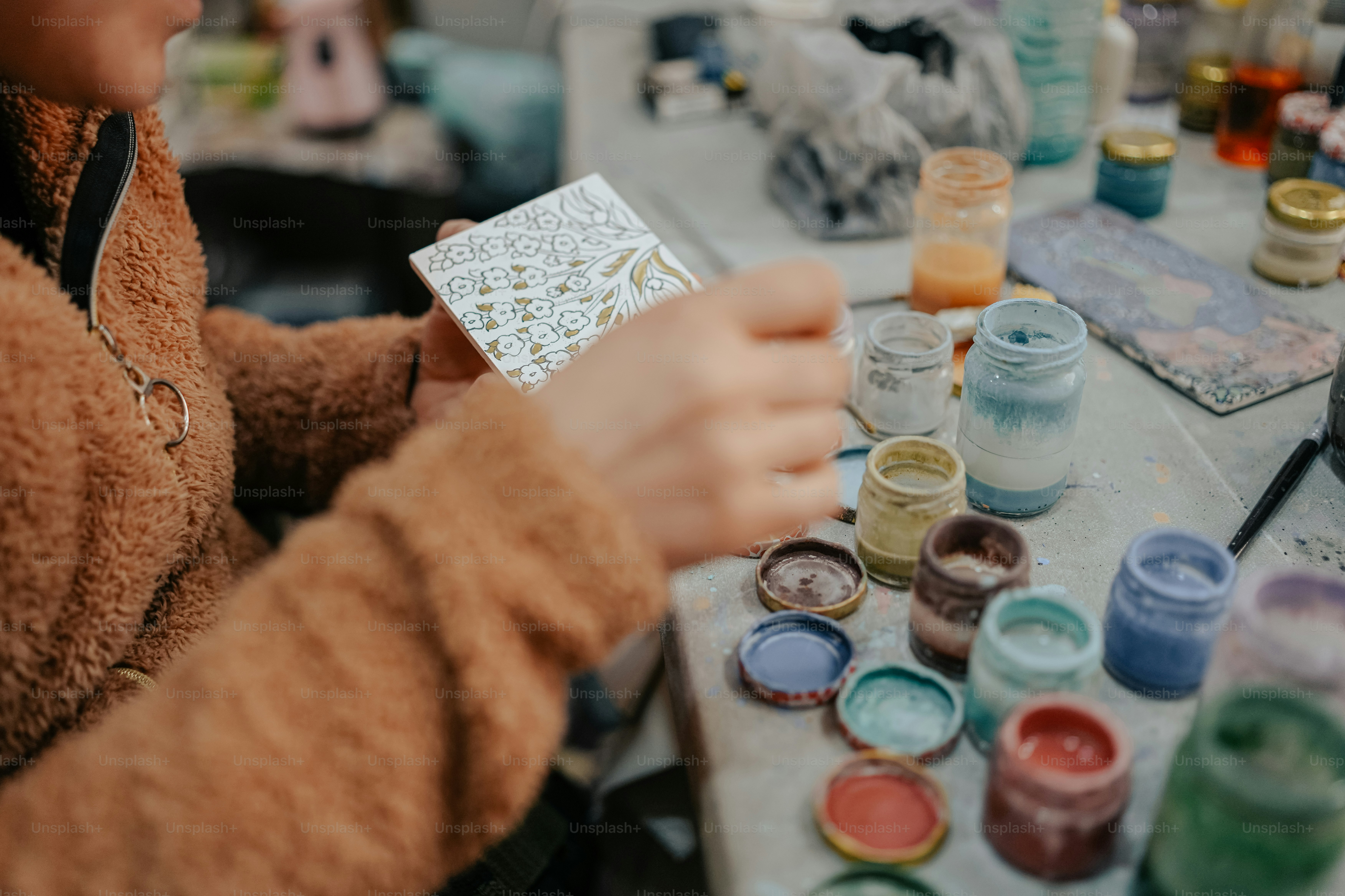 uma mulher sentada em uma mesa segurando um cartão