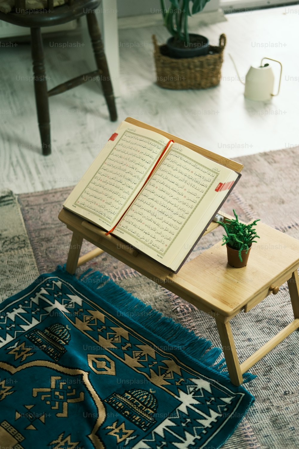 una pequeña mesa de madera con un libro encima