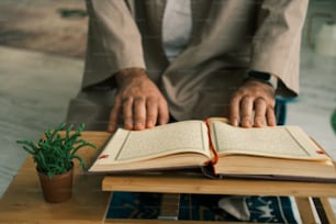 Una persona sentada en una mesa con un libro abierto