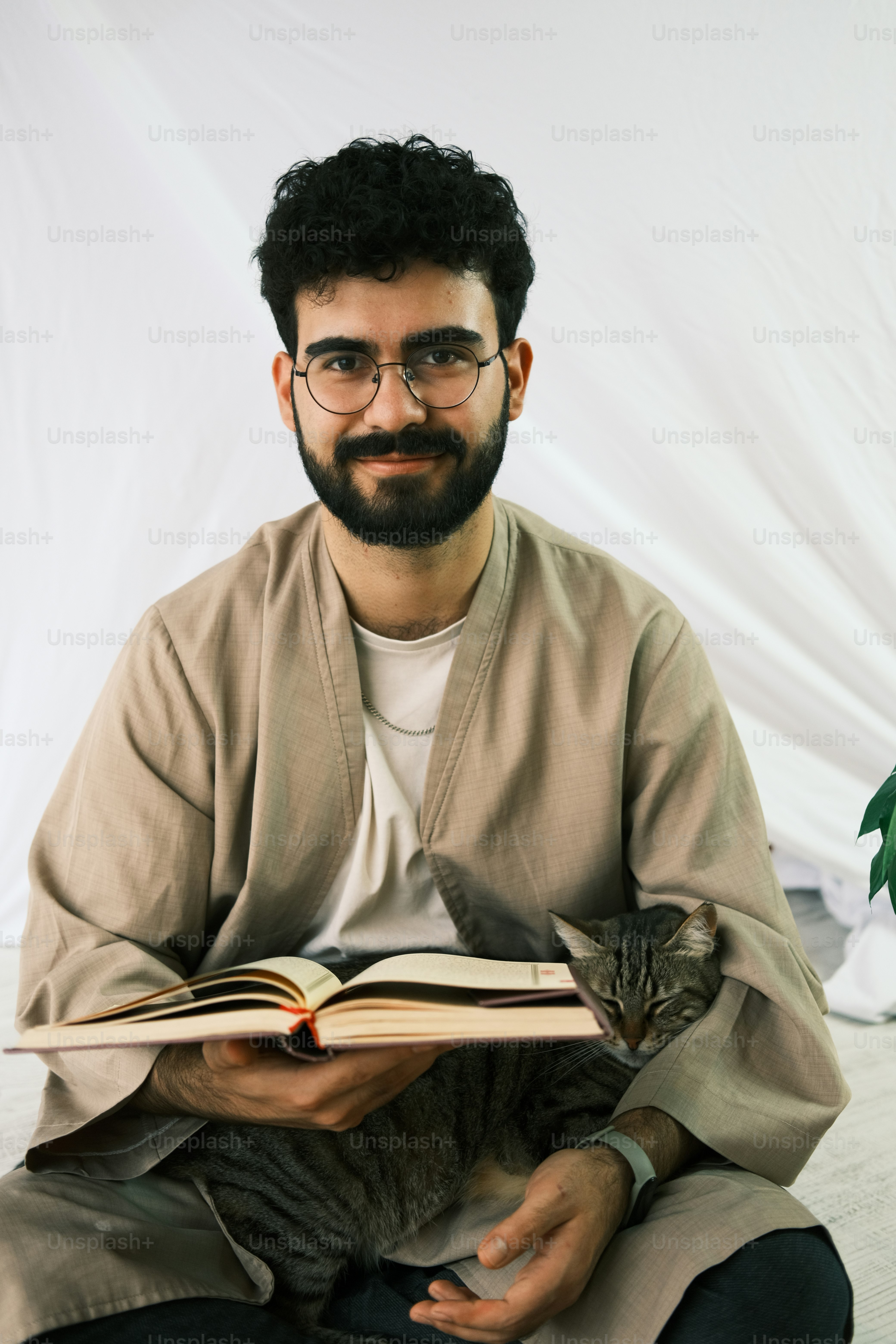 A person holding a book in their hands photo – Man Image on Unsplash