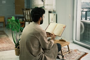 바닥에 앉아 책을 읽는 남자