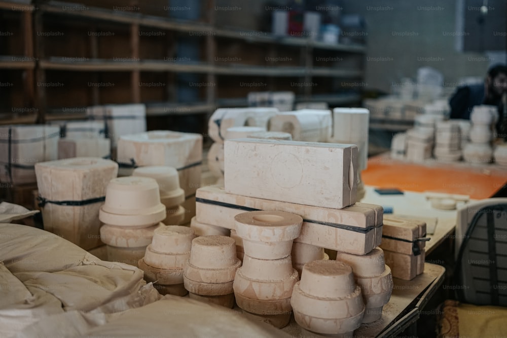 uma sala cheia de muitos tipos diferentes de cerâmica