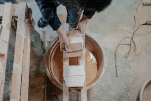 Ein Mann arbeitet an einem Stück Keramik