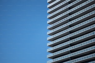 Un edificio molto alto accanto a un cielo molto blu