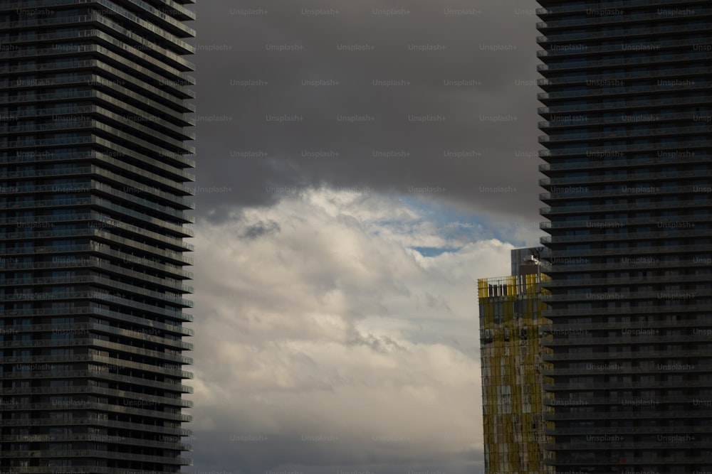 um par de edifícios altos sob um céu nublado