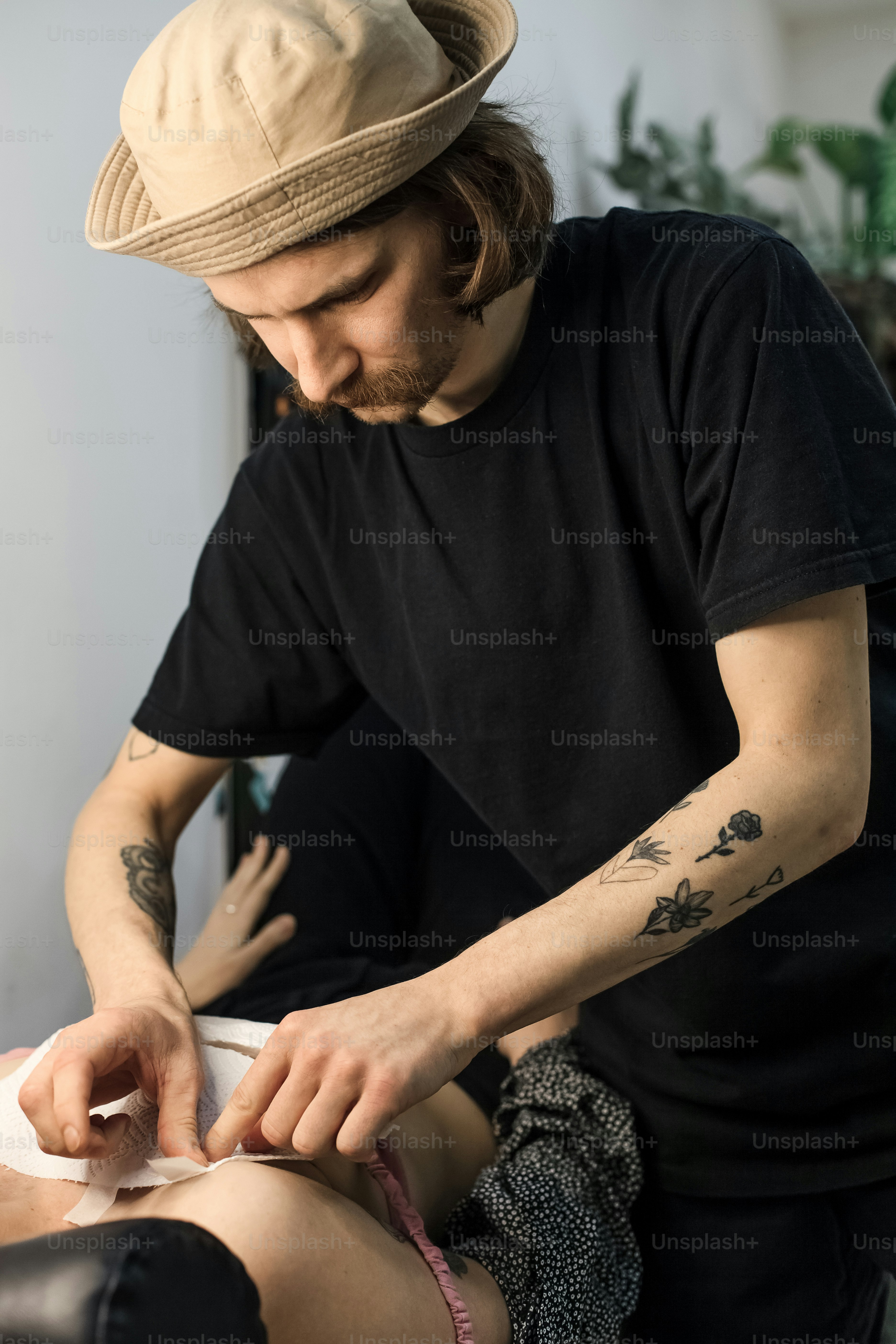 女性からフェイシャルマッサージを受ける男性