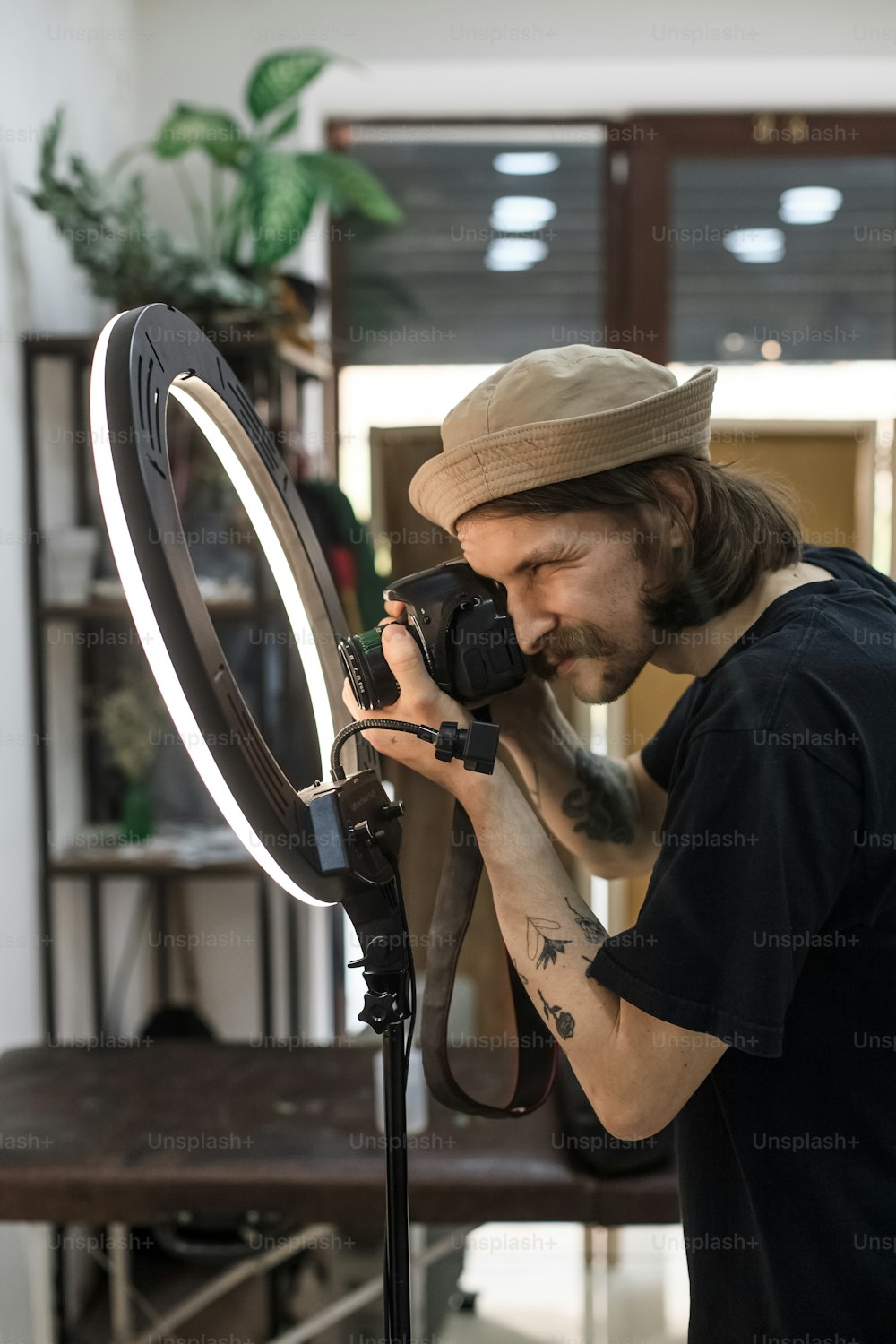 un uomo che scatta una foto di se stesso con una macchina fotografica