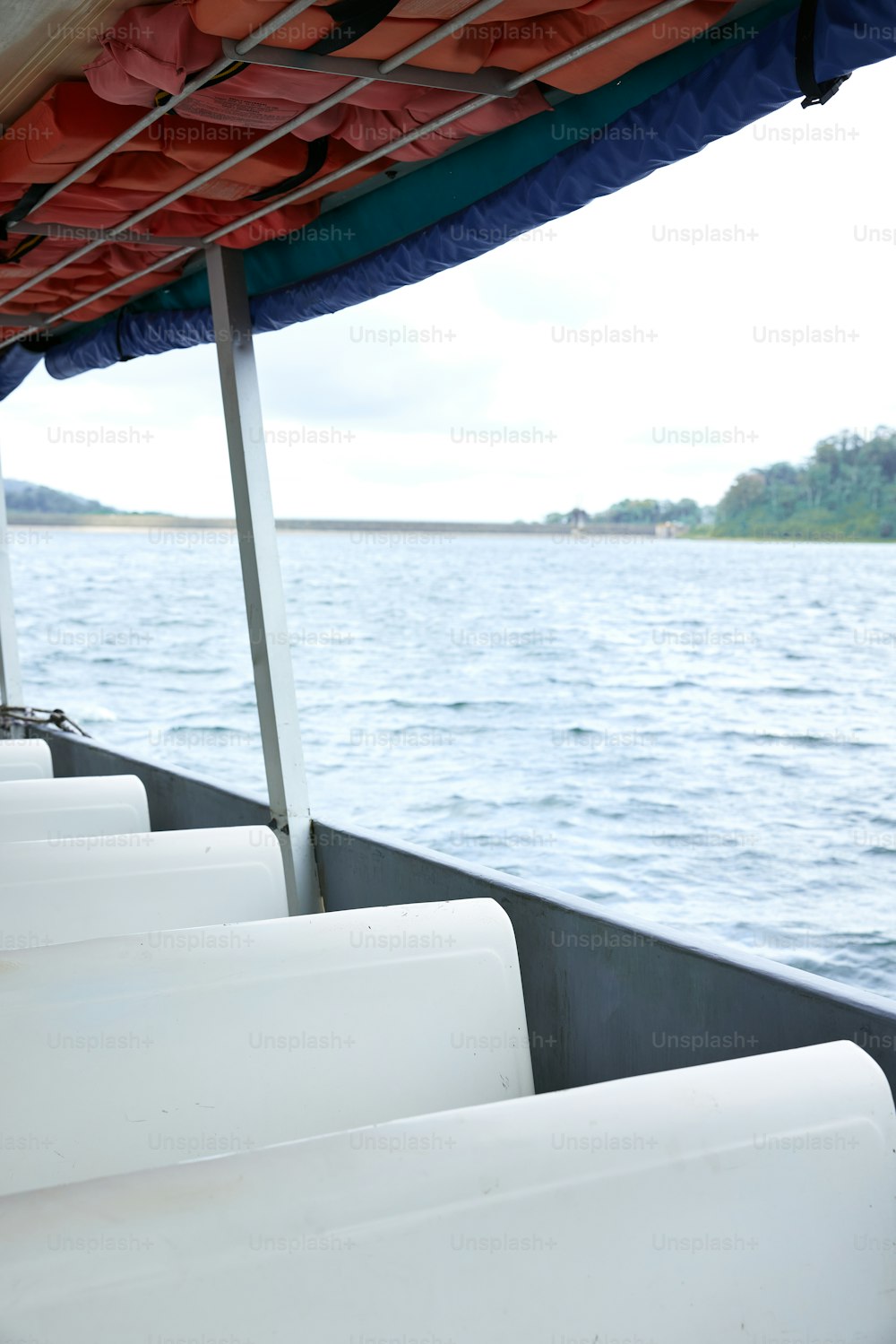 una fila di sedili seduti sul lato di una barca