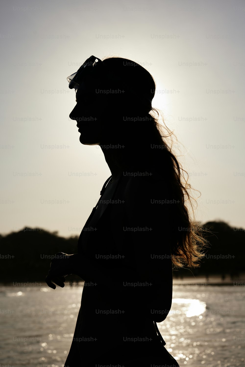 Una donna in piedi davanti a uno specchio d'acqua