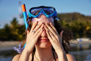 uma mulher com óculos e snorkels cobrindo os olhos
