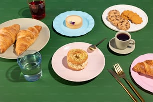 uma mesa verde coberta com pratos de alimentos e bebidas