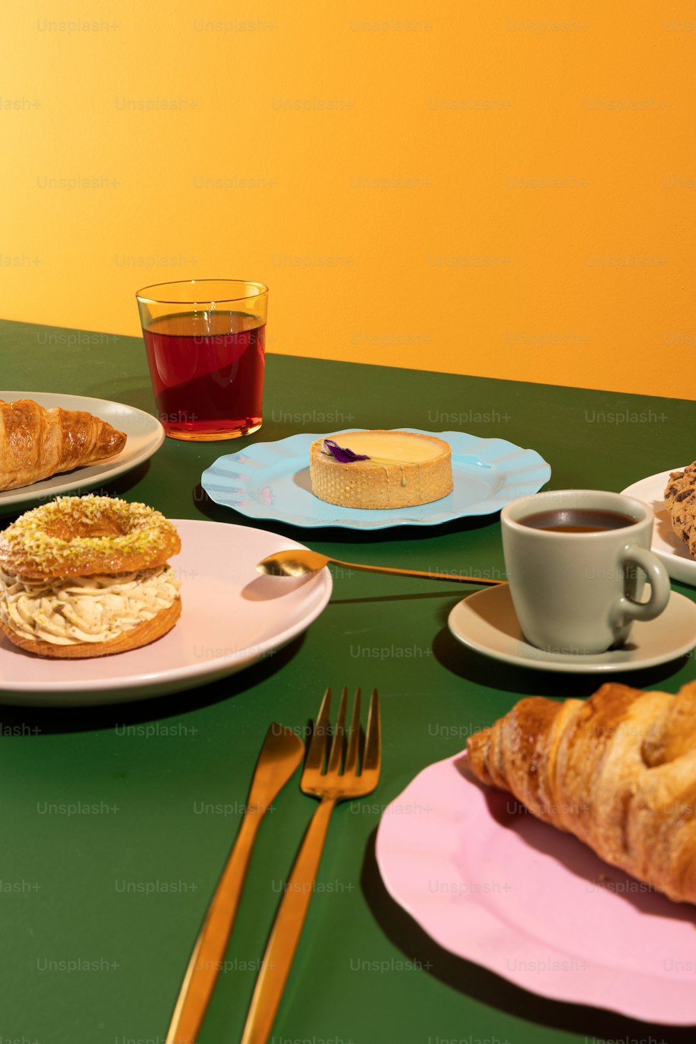 une table surmontée d’assiettes de nourriture et d’une tasse de thé