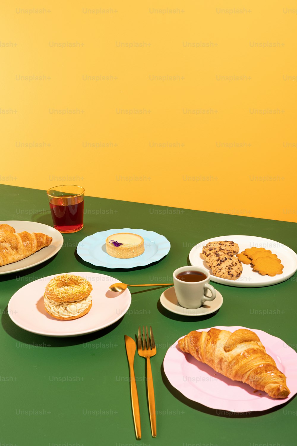 uma mesa coberta com pratos de comida e uma xícara de café
