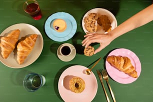 Una mesa verde cubierta con platos de comida