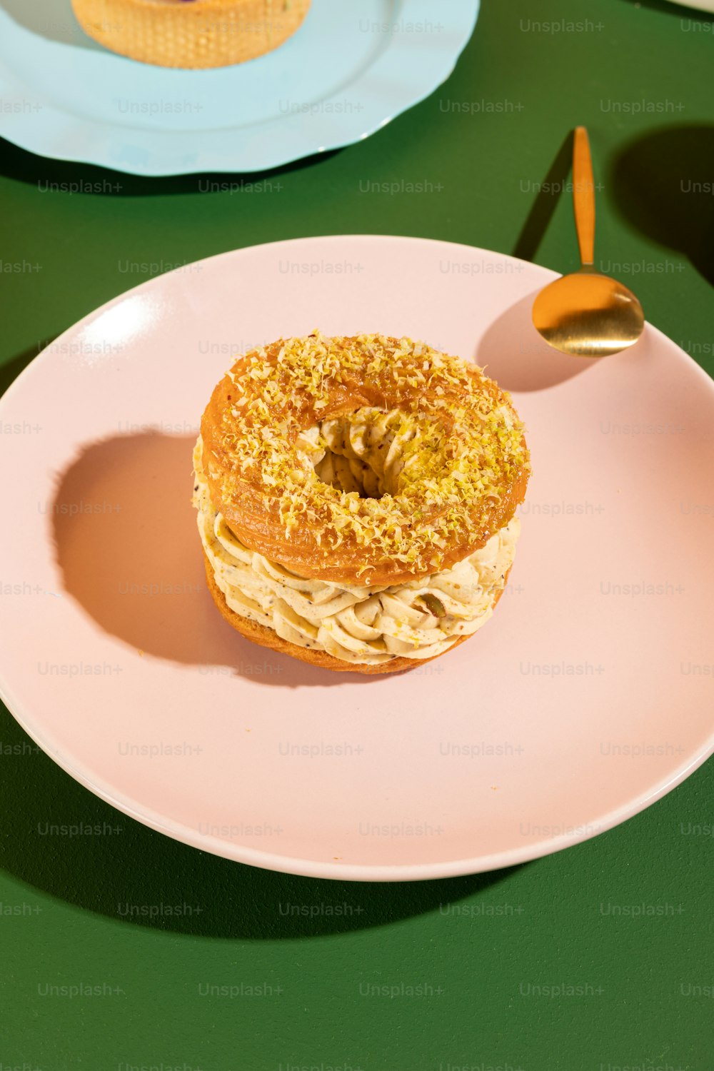 ein Teller mit einem Donut darauf auf einem Tisch