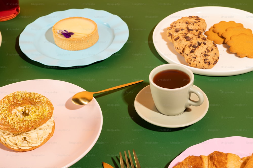 uma mesa coberta com pratos de comida e uma xícara de café