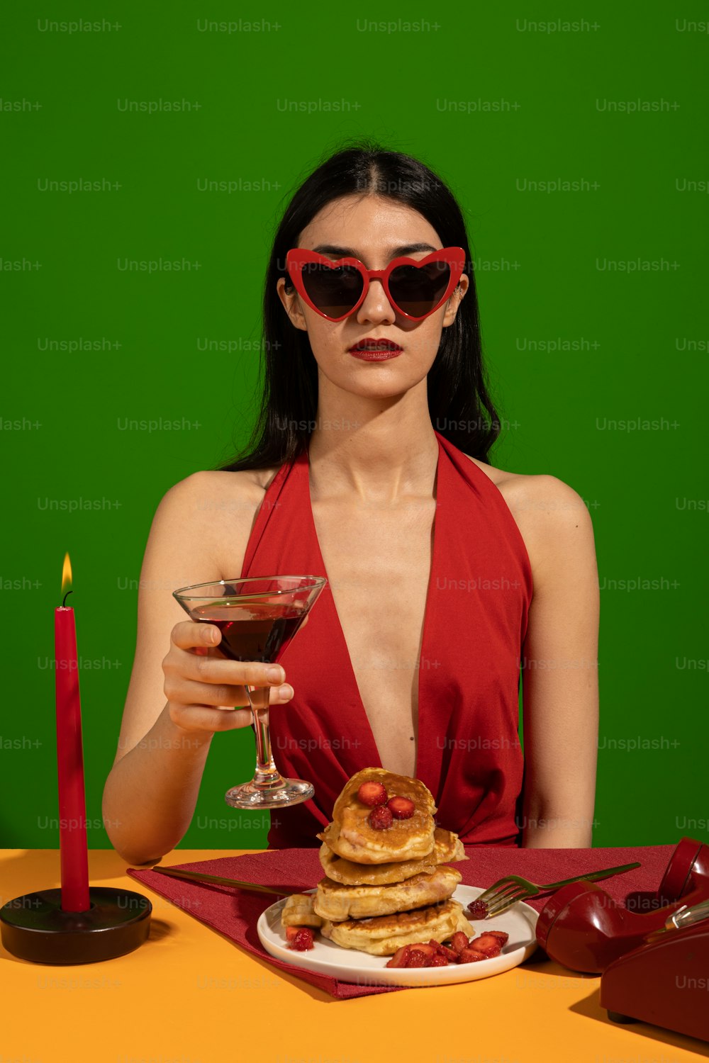 ワイングラスを持つ赤いドレスを着た女性