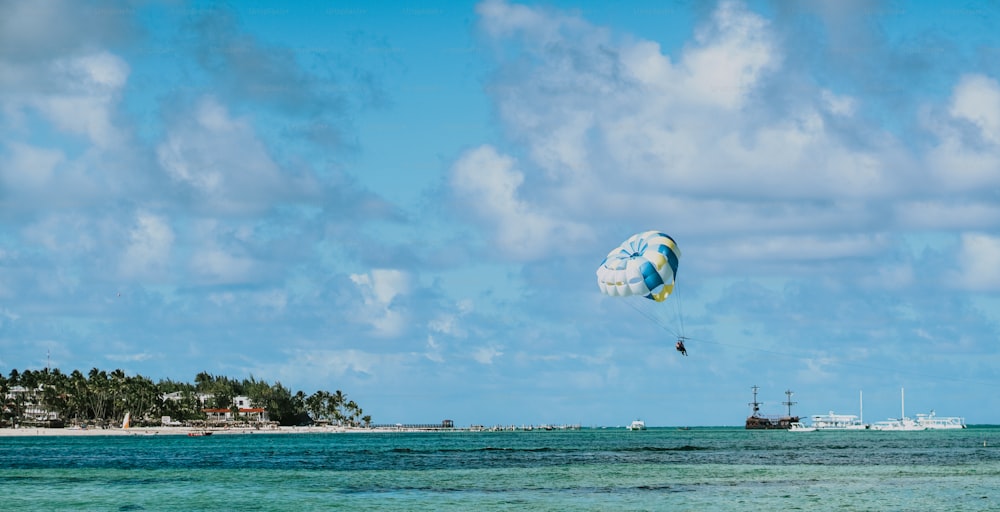une personne parachute ascensionnel dans l’océan par temps nuageux